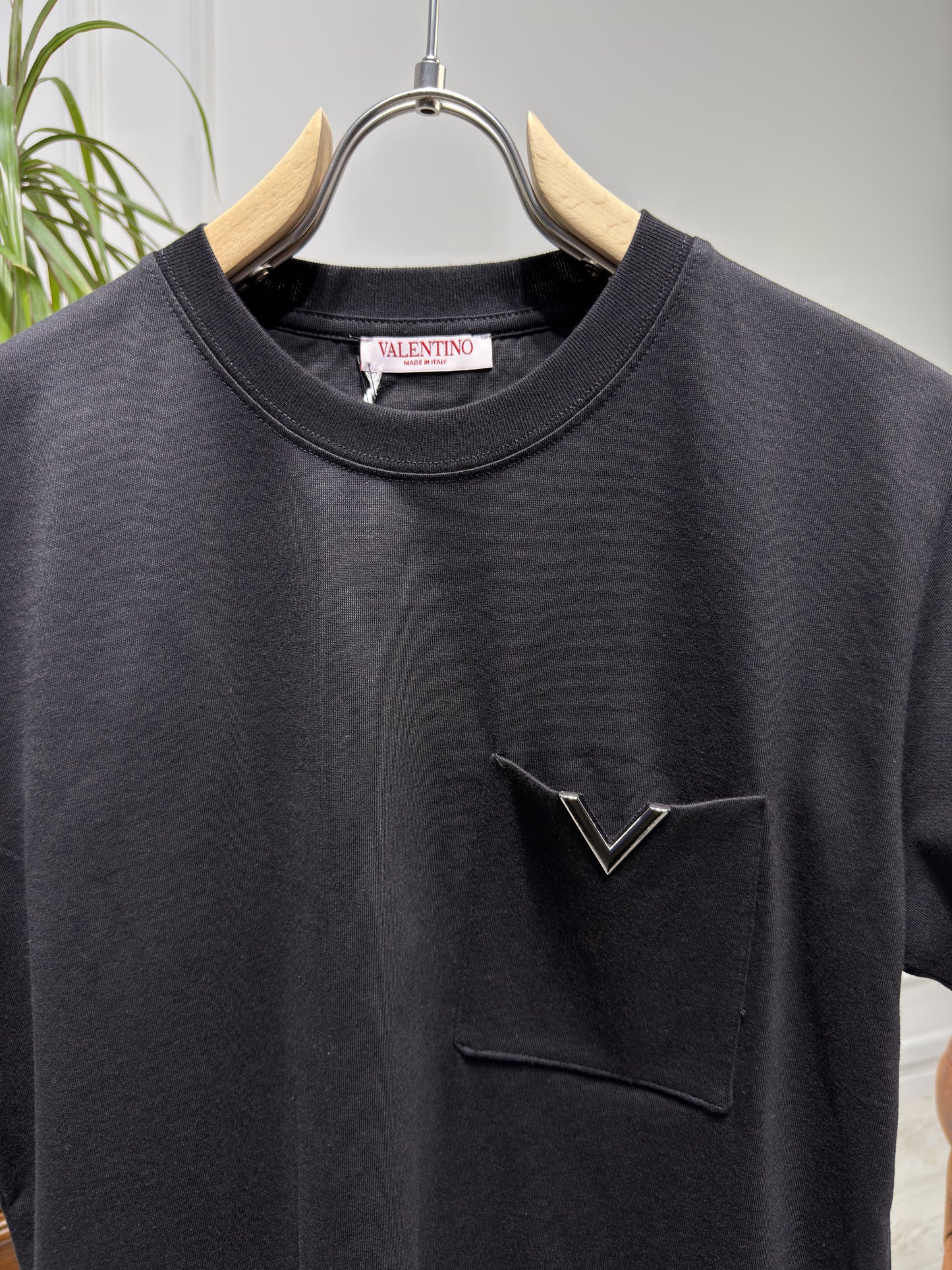 V Metal Logo Pocket Black Slimfit Tshirt For Men