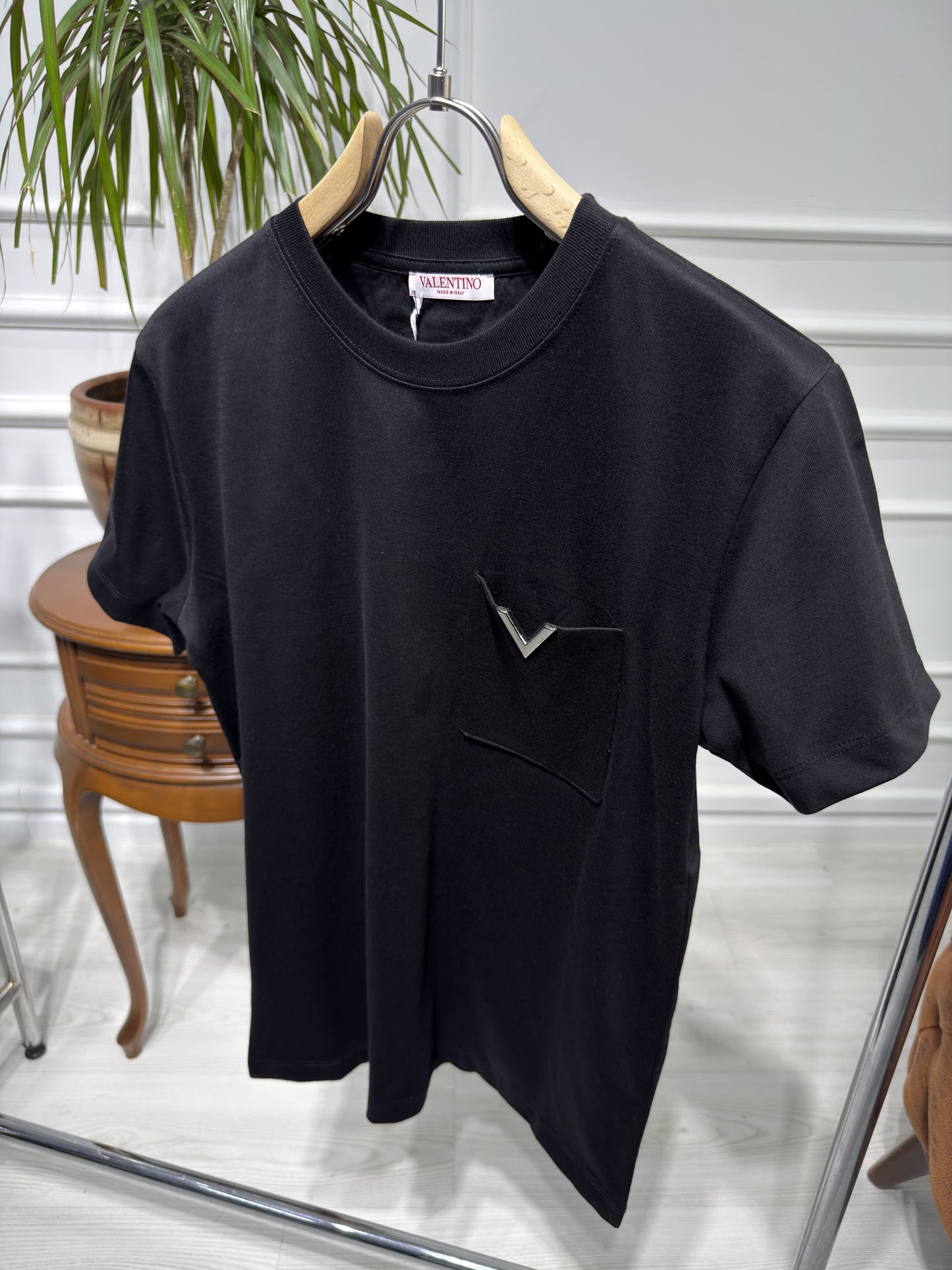 V Metal Logo Pocket Black Slimfit Tshirt For Men
