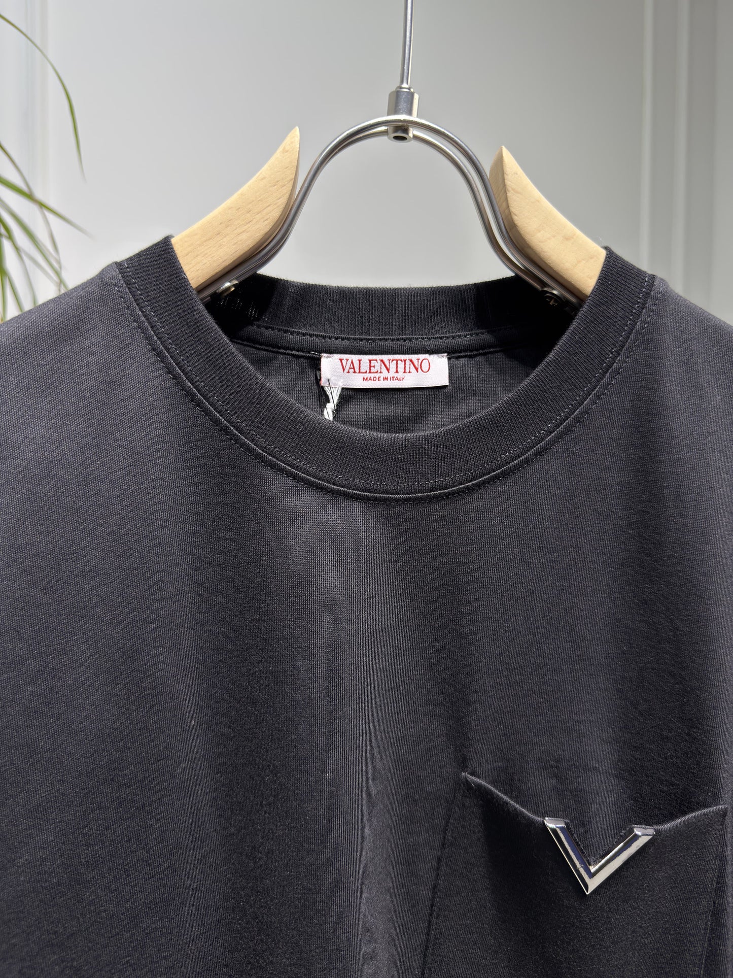 V Metal Logo Pocket Black Slimfit Tshirt For Men