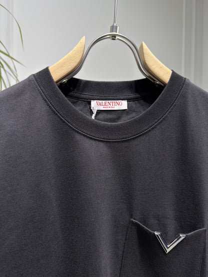 V Metal Logo Pocket Black Slimfit Tshirt For Men
