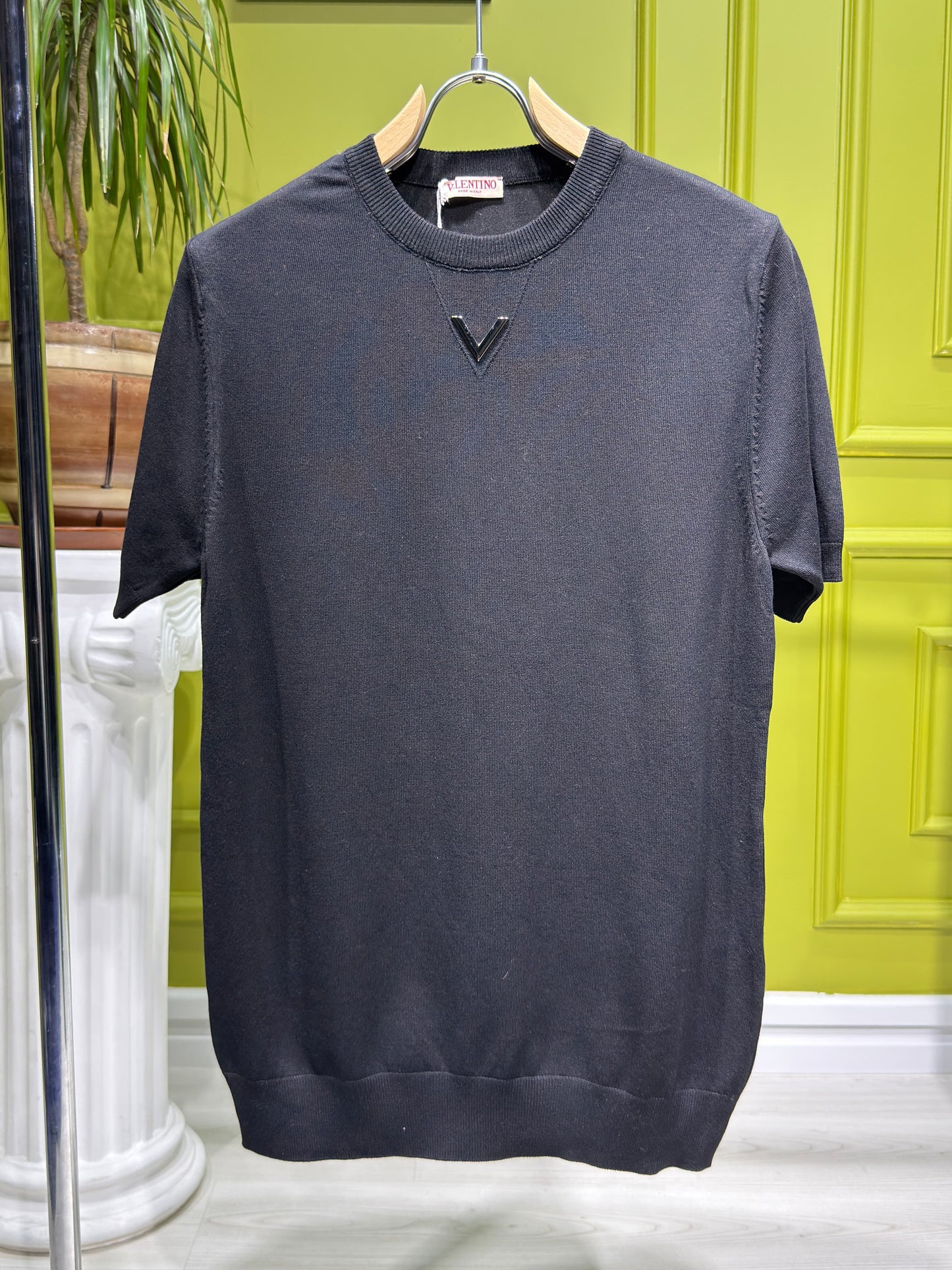 V Metal Logo Black Knitted Tshirt For Men