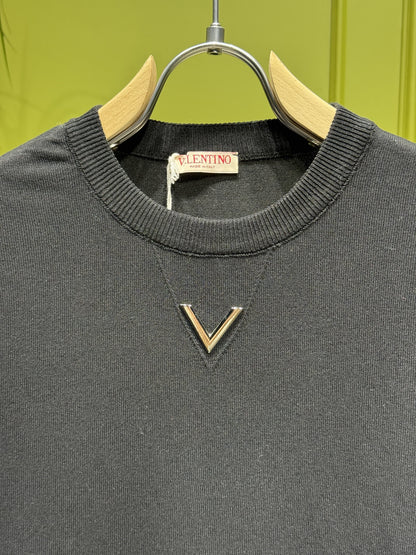 V Metal Logo Black Knitted Tshirt For Men