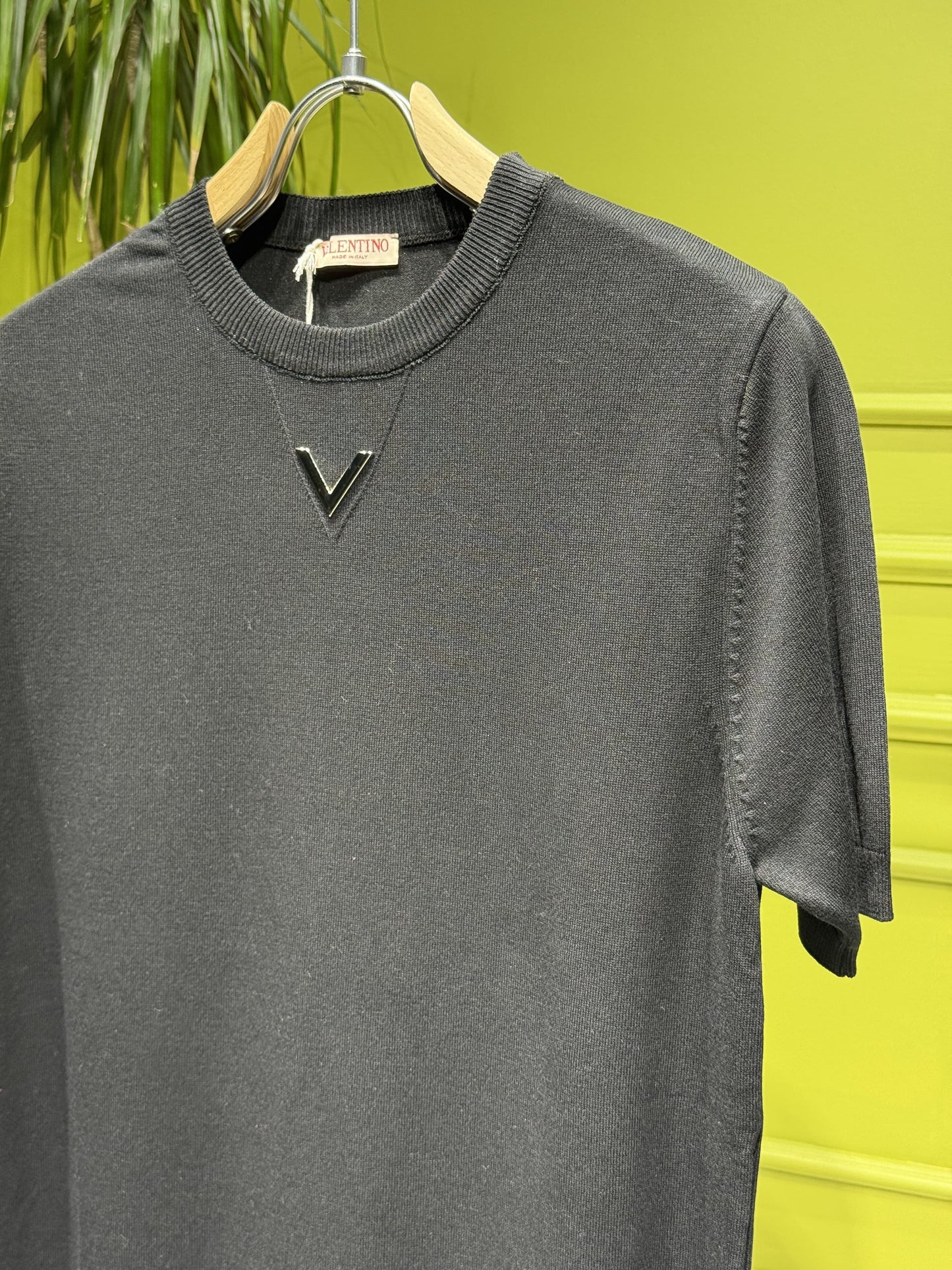 V Metal Logo Black Knitted Tshirt For Men
