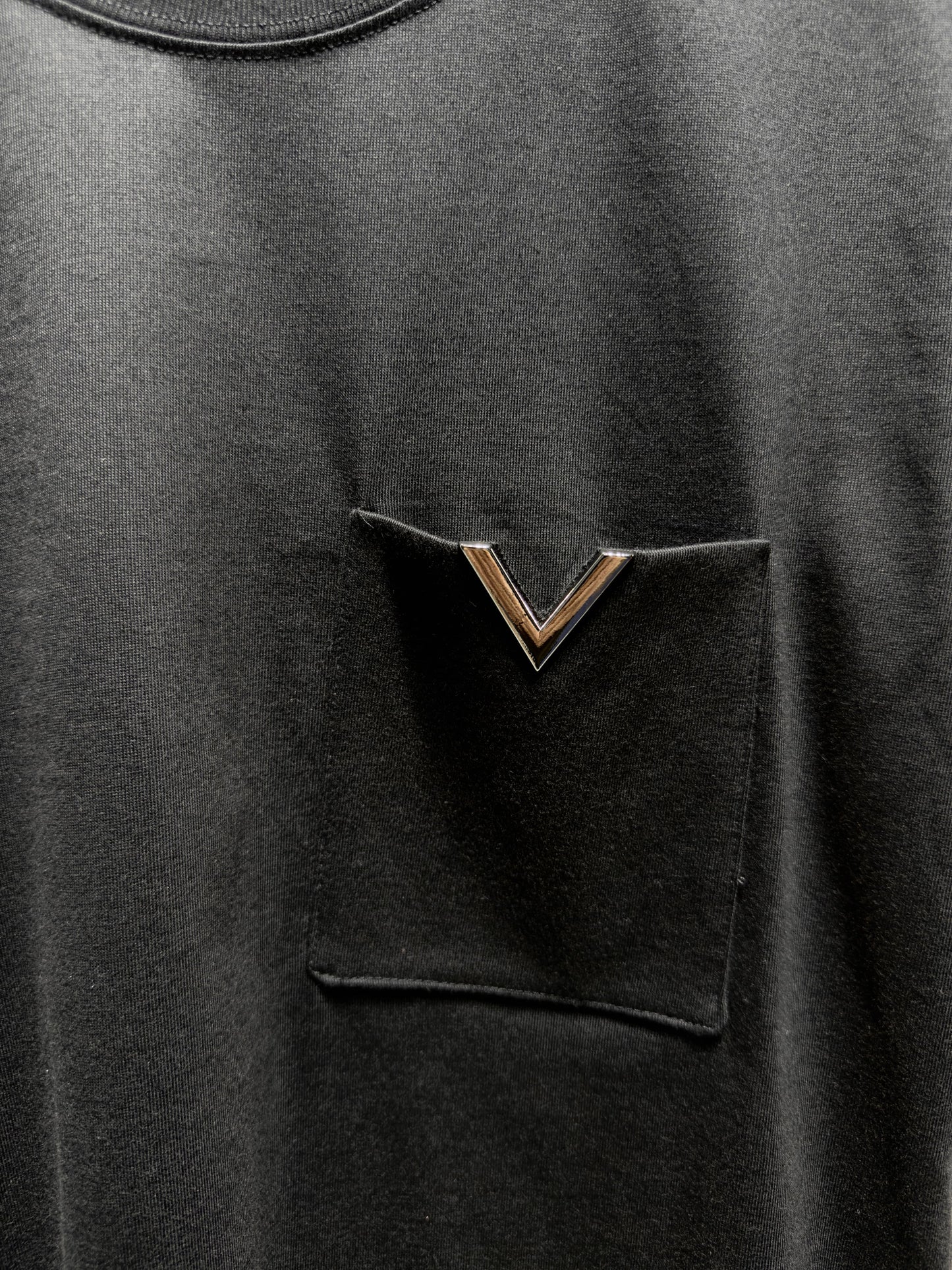 V Metal Logo Pocket Black Slimfit Tshirt For Men