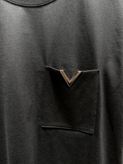 V Metal Logo Pocket Black Slimfit Tshirt For Men