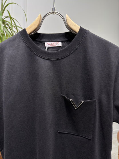 V Metal Logo Pocket Black Slimfit Tshirt For Men