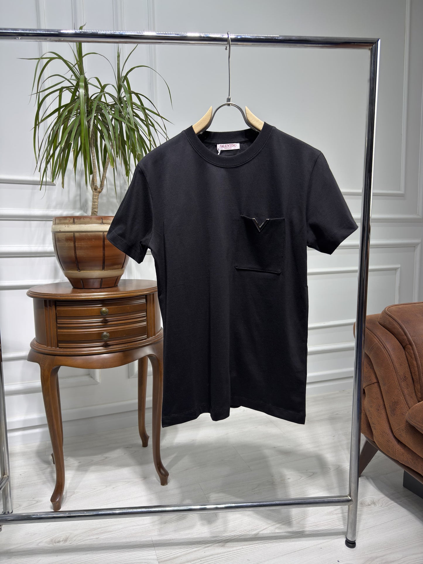 V Metal Logo Pocket Black Slimfit Tshirt For Men